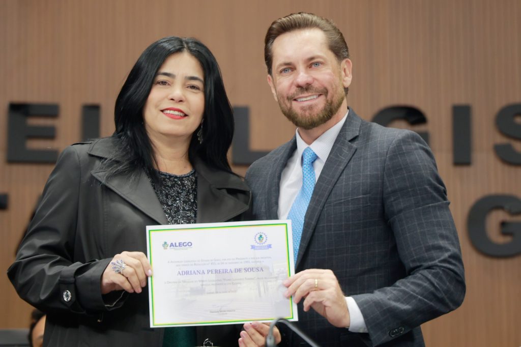 Presidente do CORECON-GO, Adriana Pereira de Sousa, recebe a Medalha do Mérito Legislativo Pedro Ludovico Teixeira